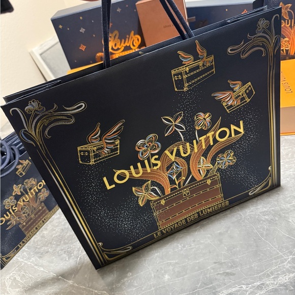 Louis Vuitton Holiday Gift Bag ‘25 New - Picture 3 of 6